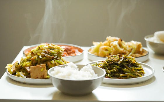 热气腾腾的亚洲菜肴，包含多种新鲜蔬菜，是健康一餐的绝佳选择