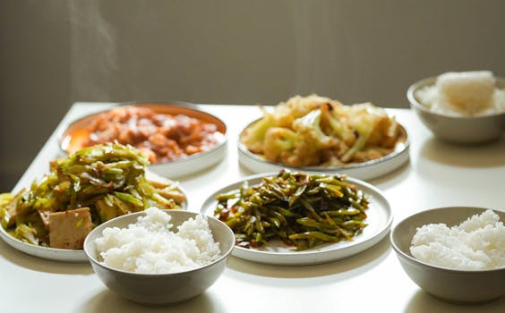 亚洲菜肴美味可口，包含米饭、蔬菜和肉类，非常适合作为传统膳食