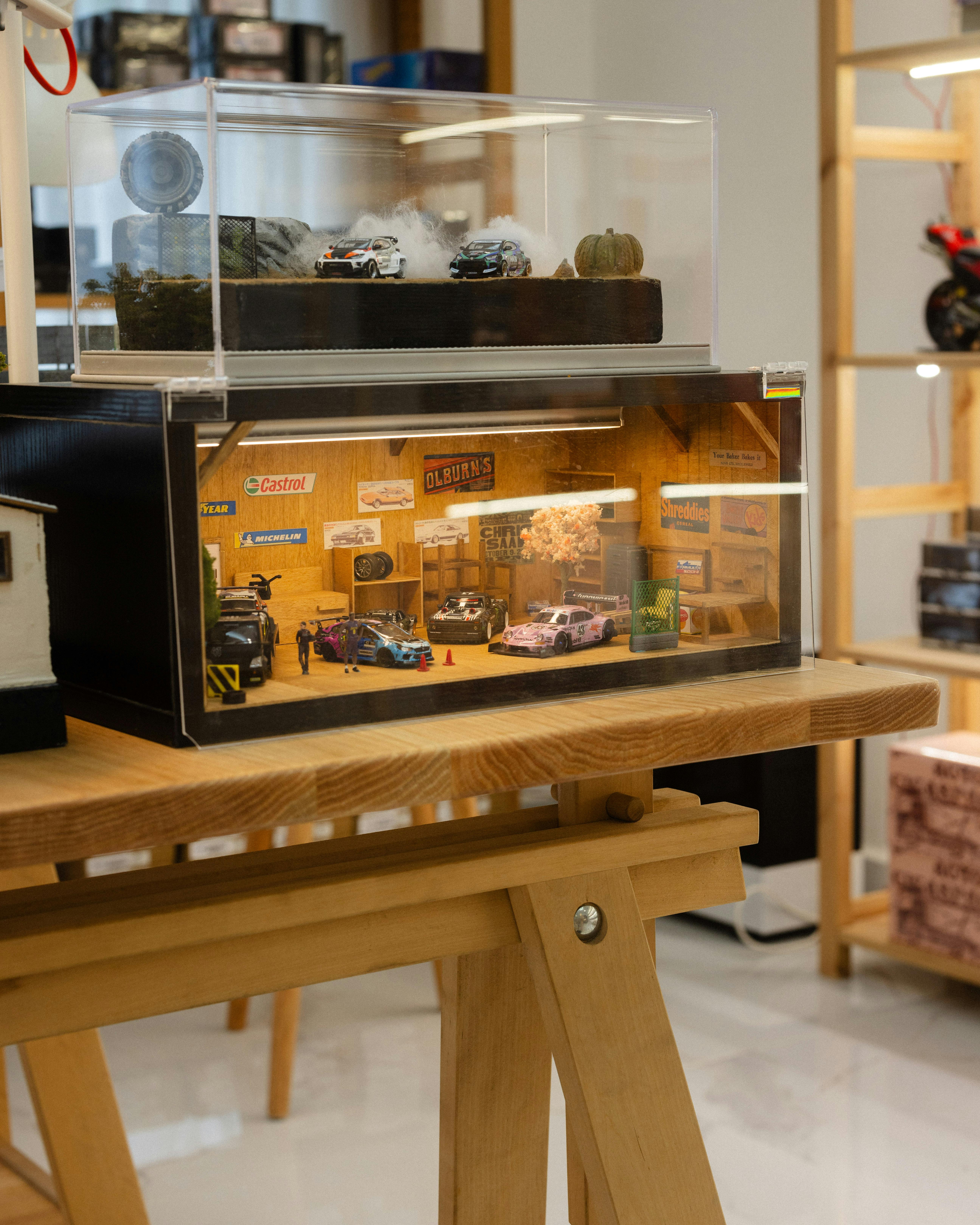 Gratis Diorama mobil miniatur dipamerkan dengan indah di sebuah toko Kamboja, menonjolkan detail rumit. Foto Stok