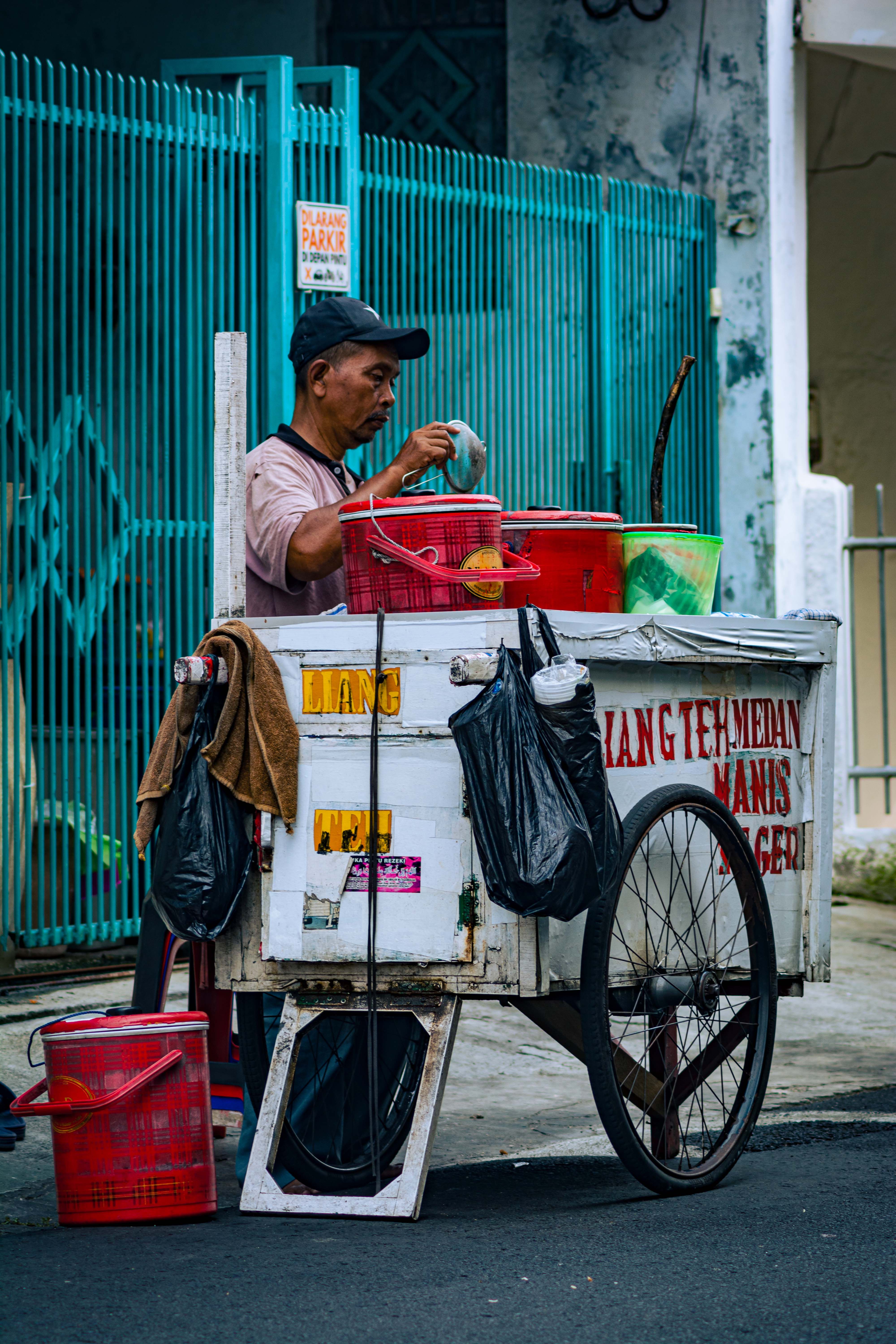 street-vendor-selling-traditional-indonesian-drinks-free-stock-photo