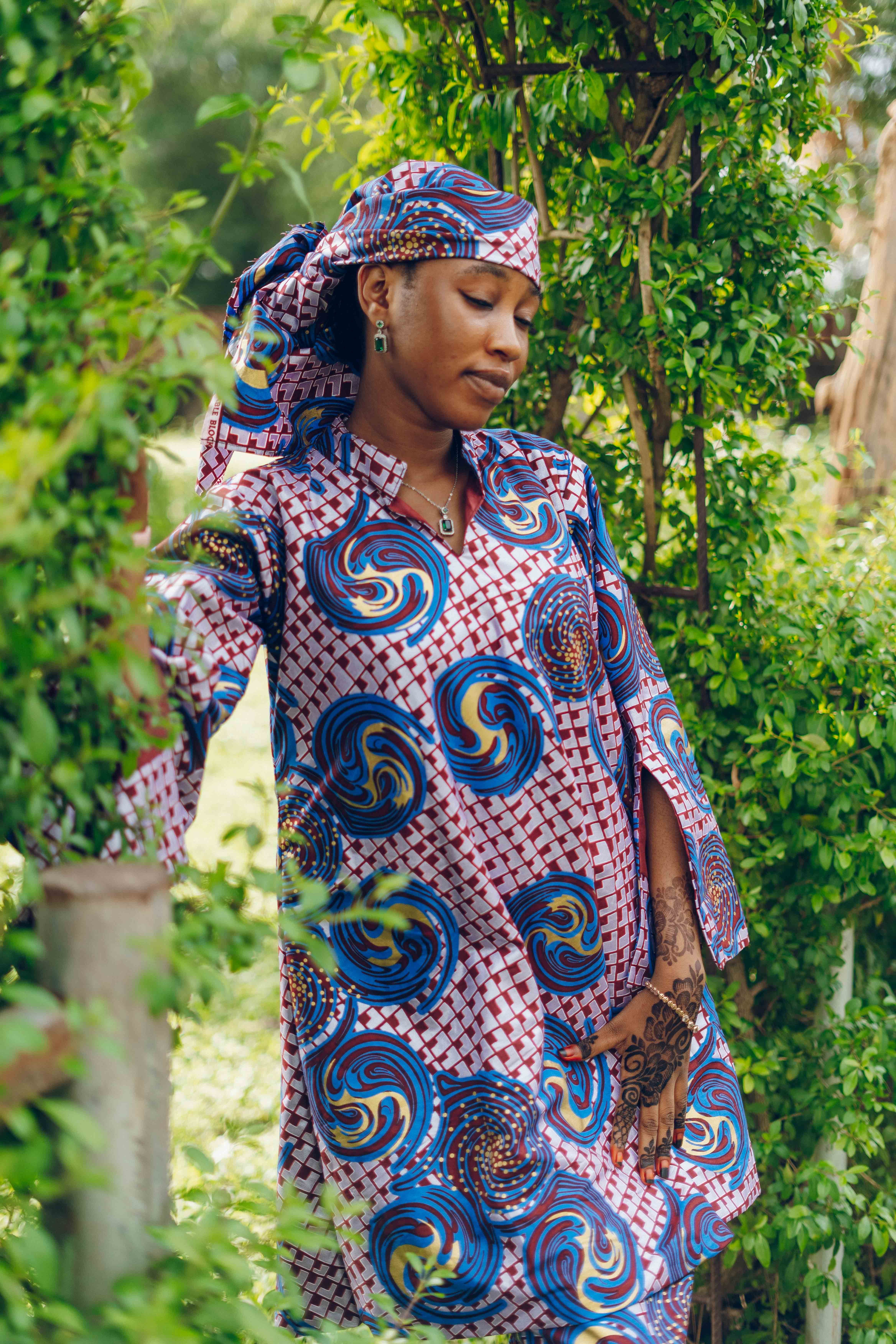 Femme Africaine En Tenue Traditionnelle Colorée En Plein Air · Photo ...