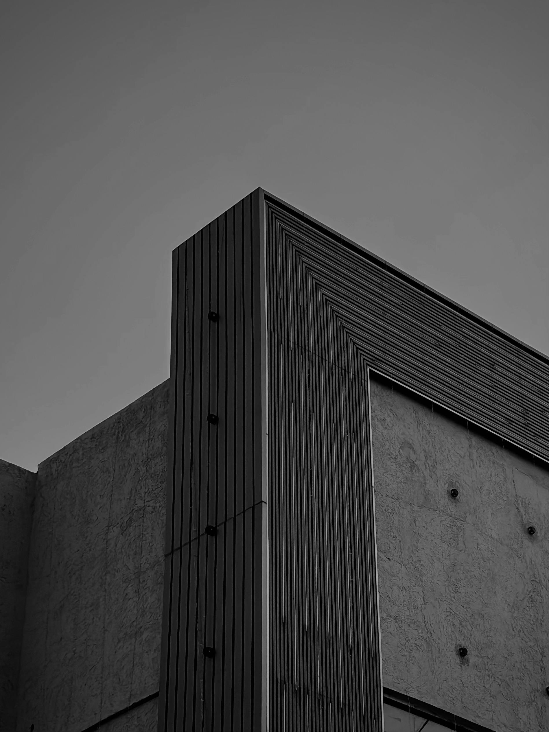 Bezpłatne Czarno-białe, abstrakcyjne ujęcie faktur i linii nowoczesnej struktury architektonicznej. Zdjęcie z galerii