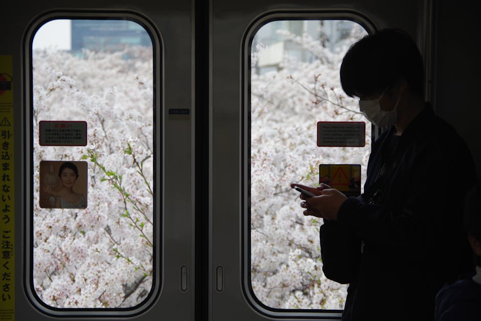 Finally, a Phone Stand That Survives My Tokyo Commute and Tiny Apartment Desk