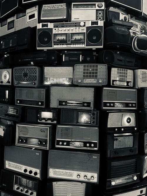 Free A compelling display of vintage radios in a monochromatic setting. Ideal for retro themes. Stock Photo