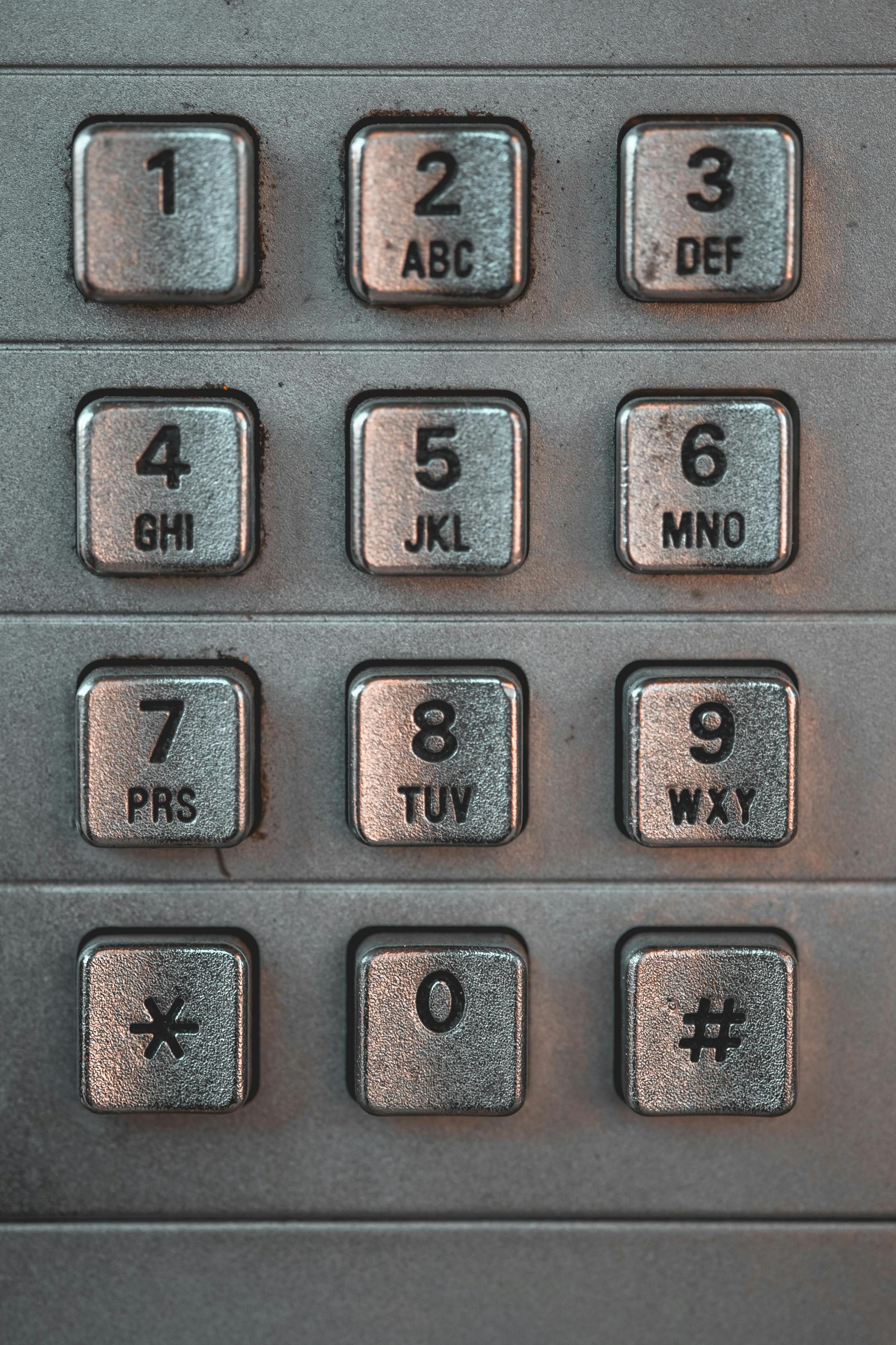 Gratuit Vedere detaliată a tastaturii metalice de epocă dintr-o cabină telefonică publică din Montreal, prezentând tehnologia clasică. Fotografie de stoc