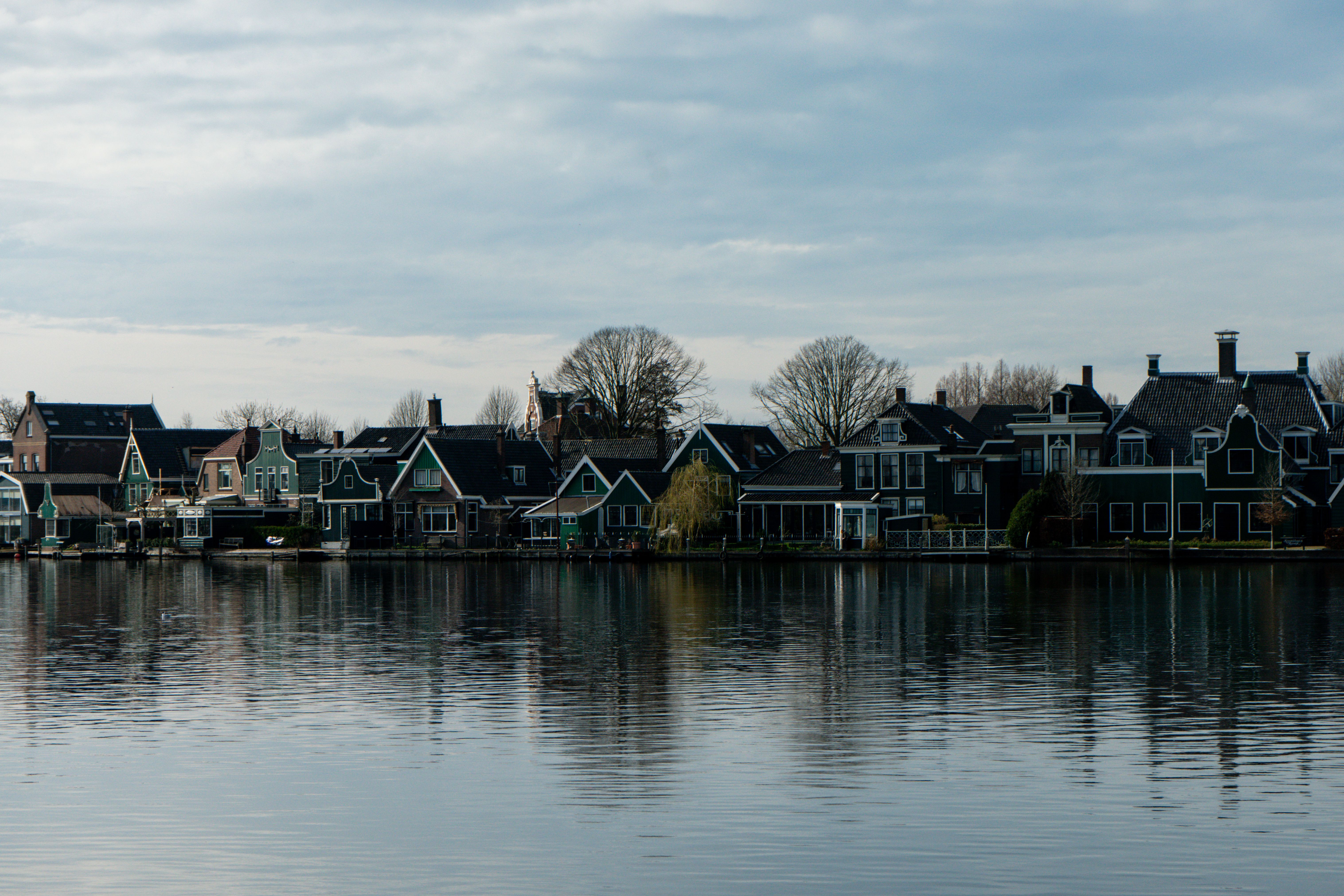 Authentieke Nederlandse huizen langs een rustige gracht