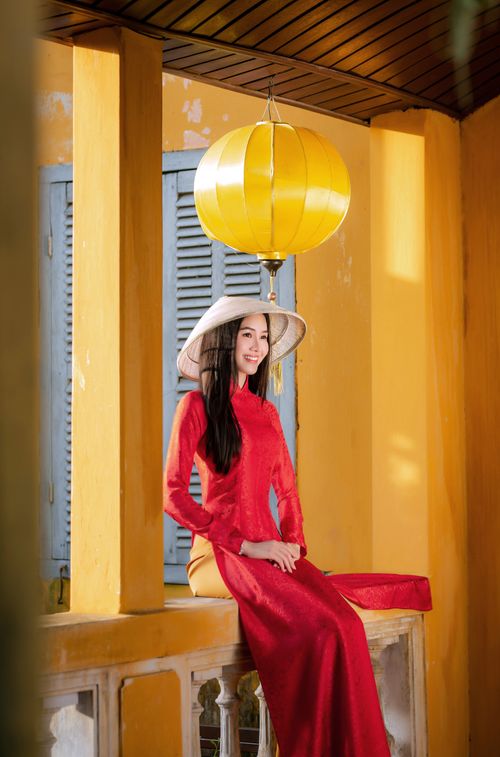 Free Woman in traditional Vietnamese Ao Dai with yellow lantern in Hội An. Stock Photo