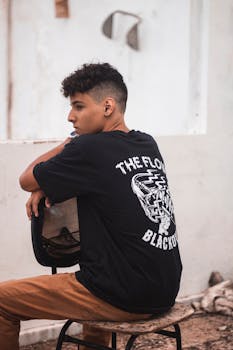 时尚年轻人若有所思地坐在外面