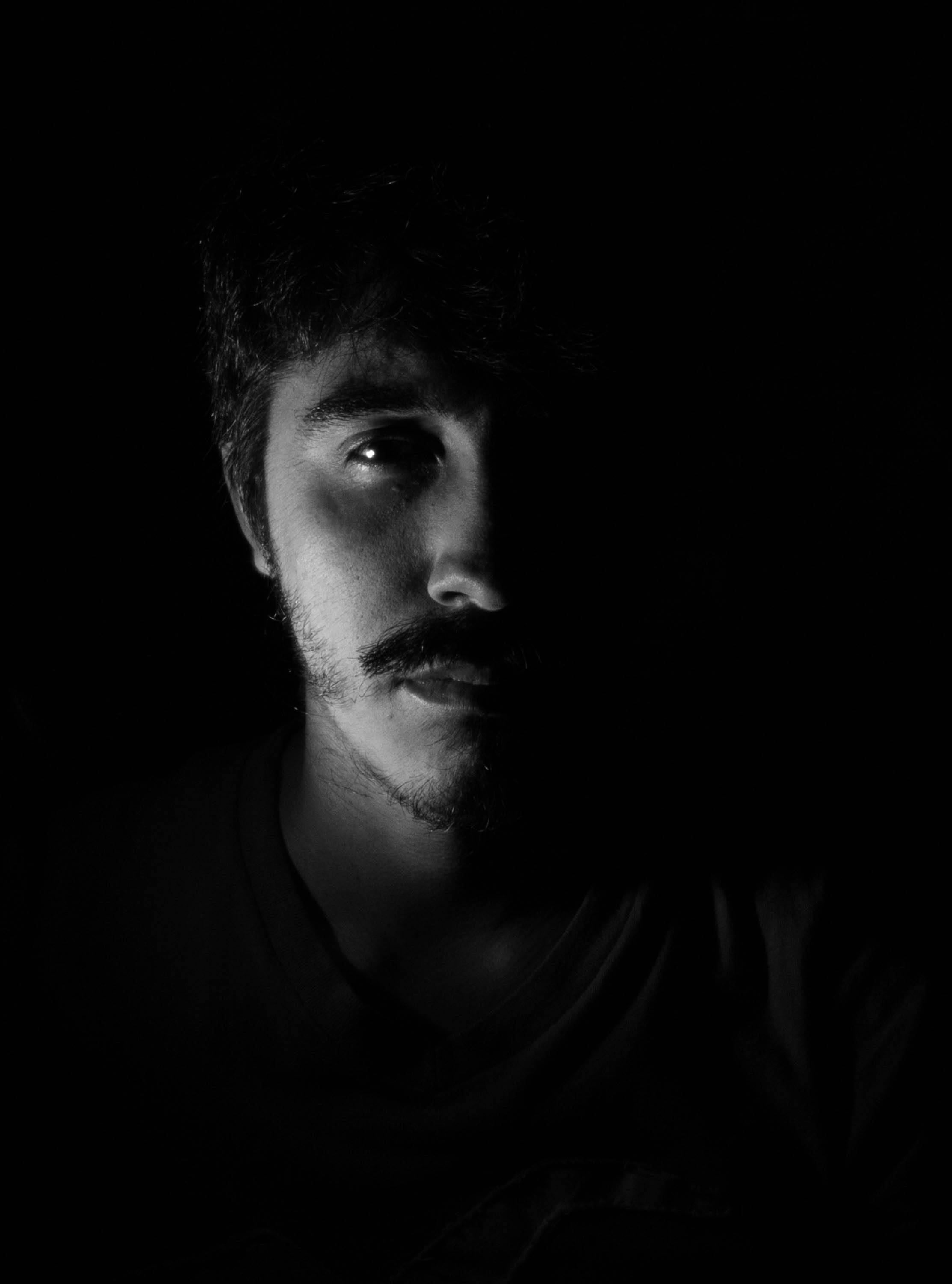 黑白肖像以喜怒无常的表情和高对比度的灯光捕捉了深刻的情感