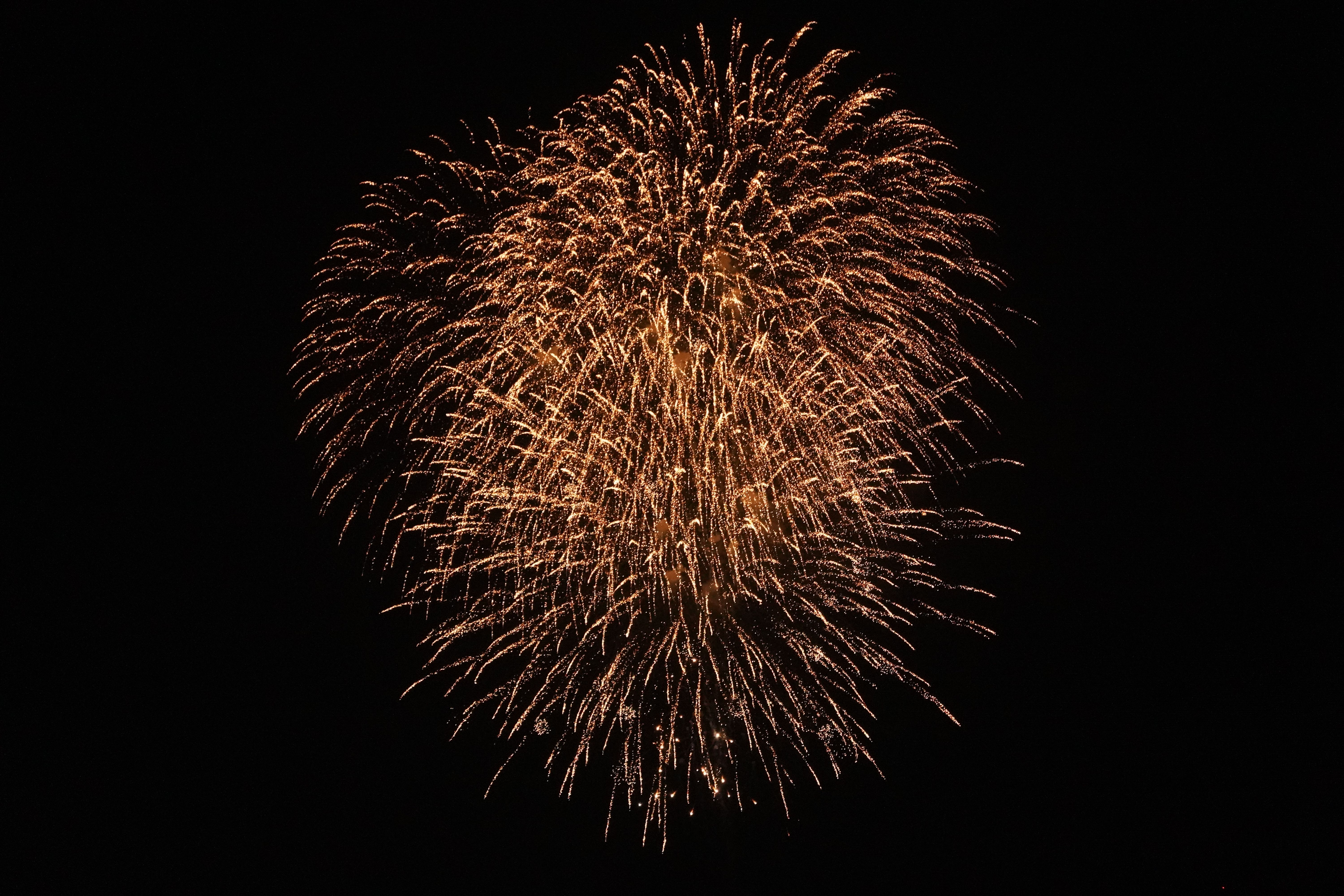 関門海峡花火大会の夜空に広がる花火