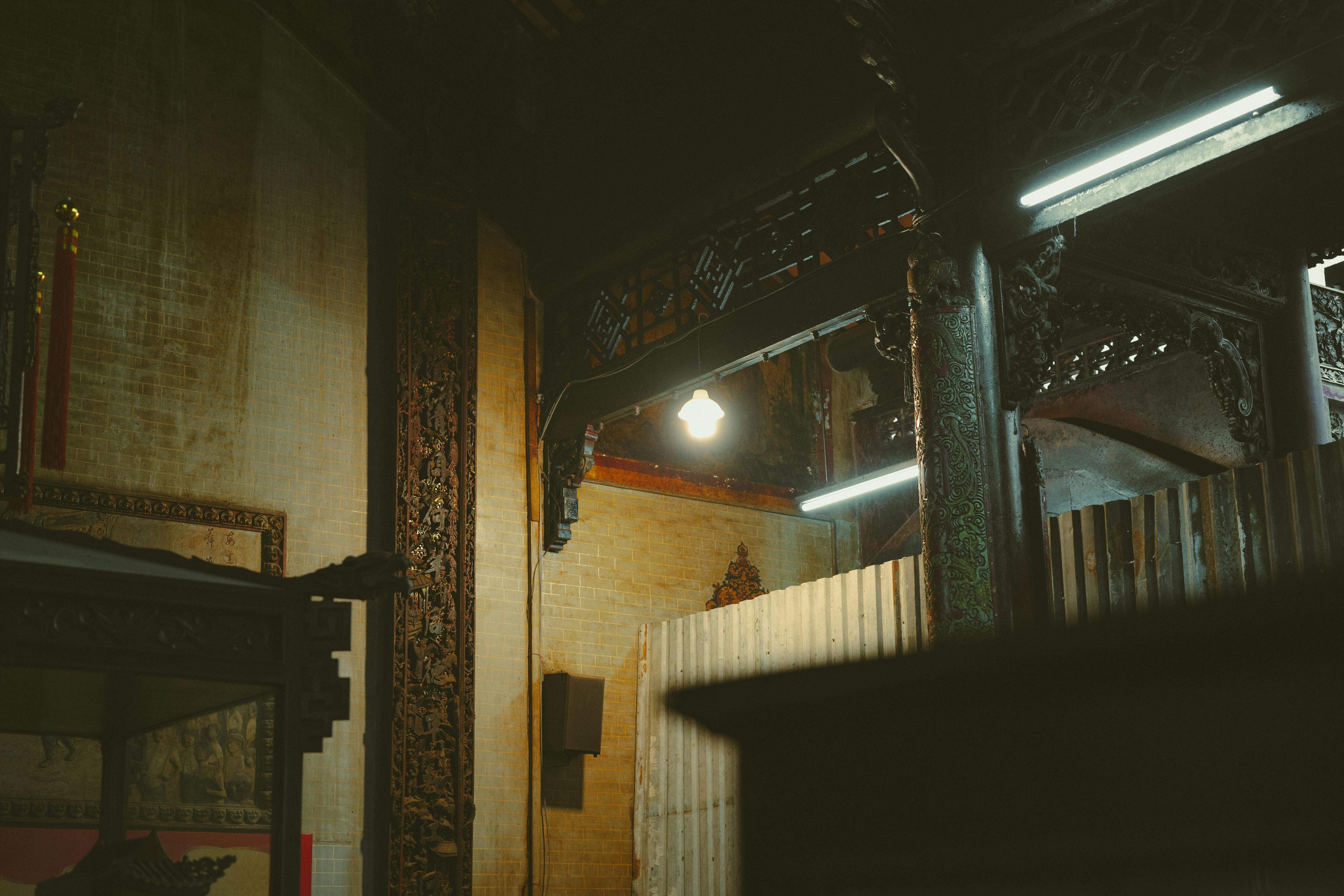 grátis Uma foto atmosférica capturando detalhes da arquitetura tradicional dentro de um edifício da Cidade de Ho Chi Minh. Foto profissional