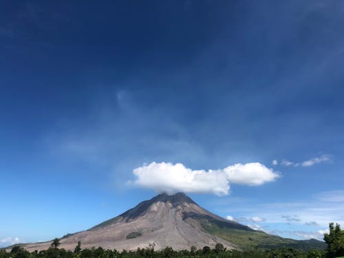 Kostnadsfri bild av berg, hijabtraveller, sinabung