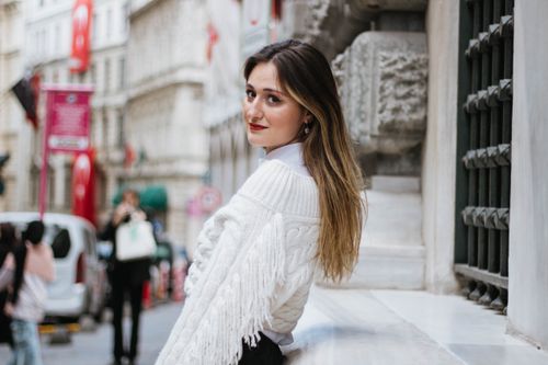 Free Stylish woman in İstanbul street showcasing modern urban fashion and city vibes. Stock Photo