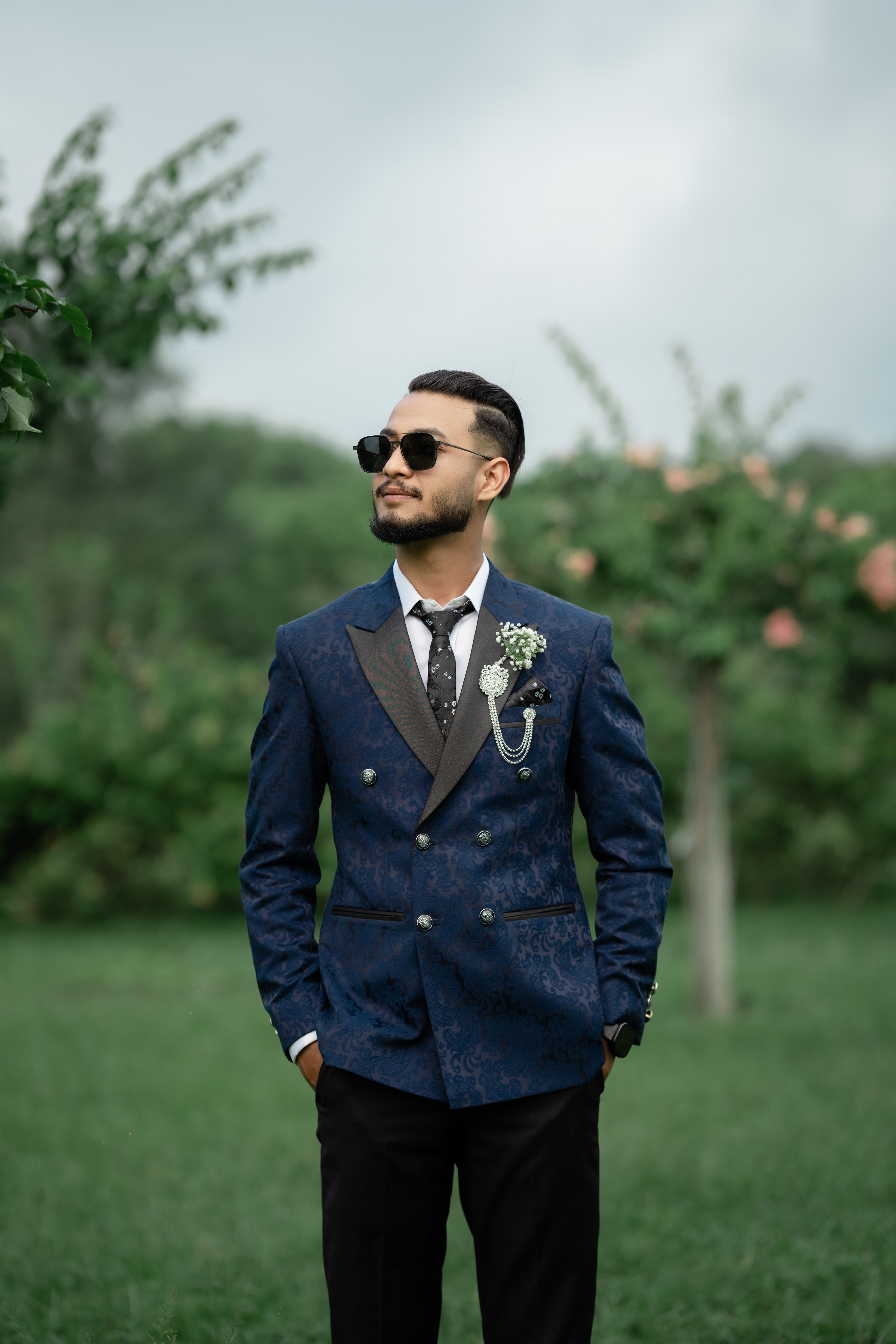Hombre Elegante Con Traje Azul En Un Entorno De Jardín · Foto de stock ...
