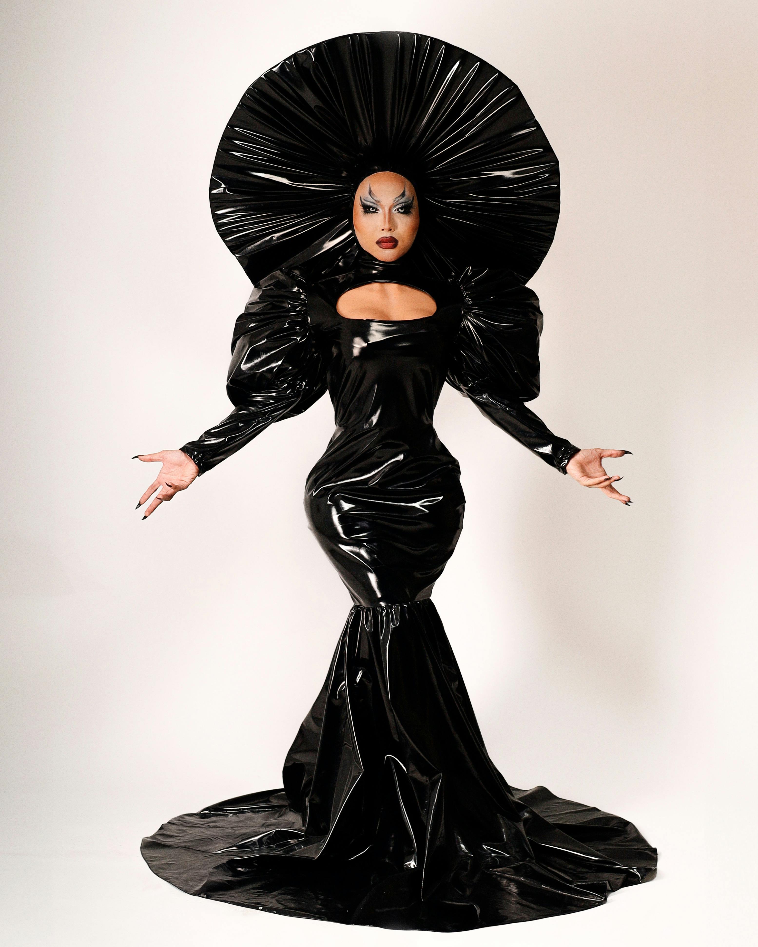 Ücretsiz Benzersiz siyah rugan kıyafet ve avangard şapka giymiş bir kişinin çarpıcı portresi. Stok Fotoğraflar