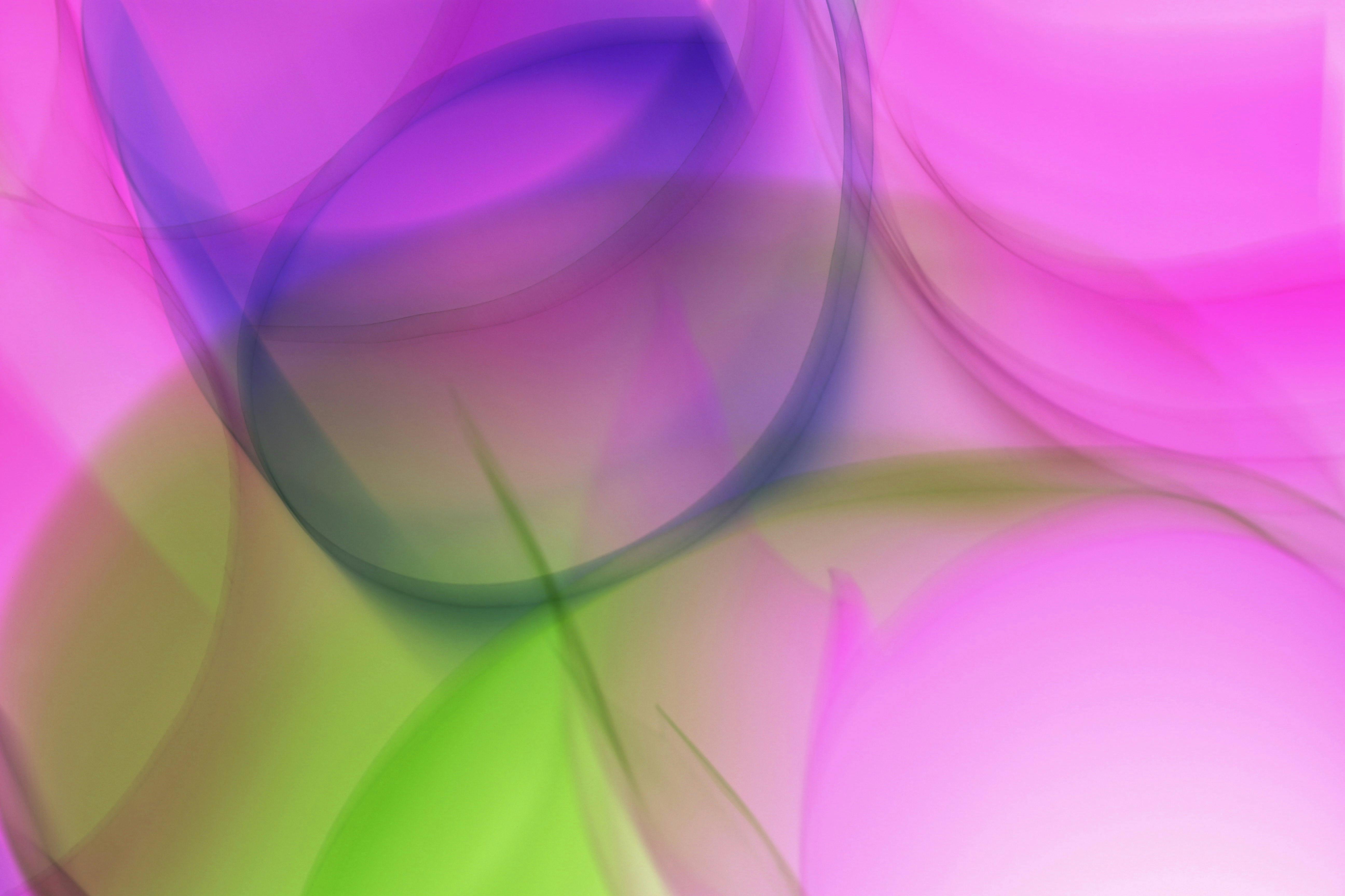 Kostenlos Lebendiges abstraktes Kunstwerk mit wirbelnden Rosa-, Lila- und Grüntönen. Stock-Foto