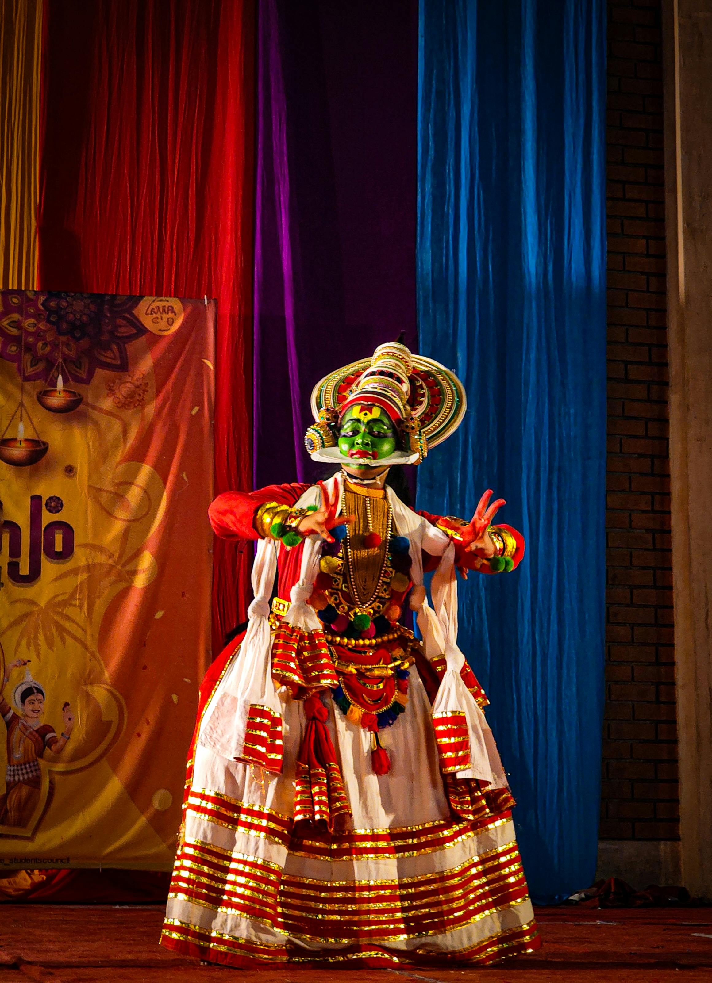Zadarmo Farebná tanečnica Kathakali predvádza tradičný indický tanec so živými kostýmami. Fotka z fotobanky