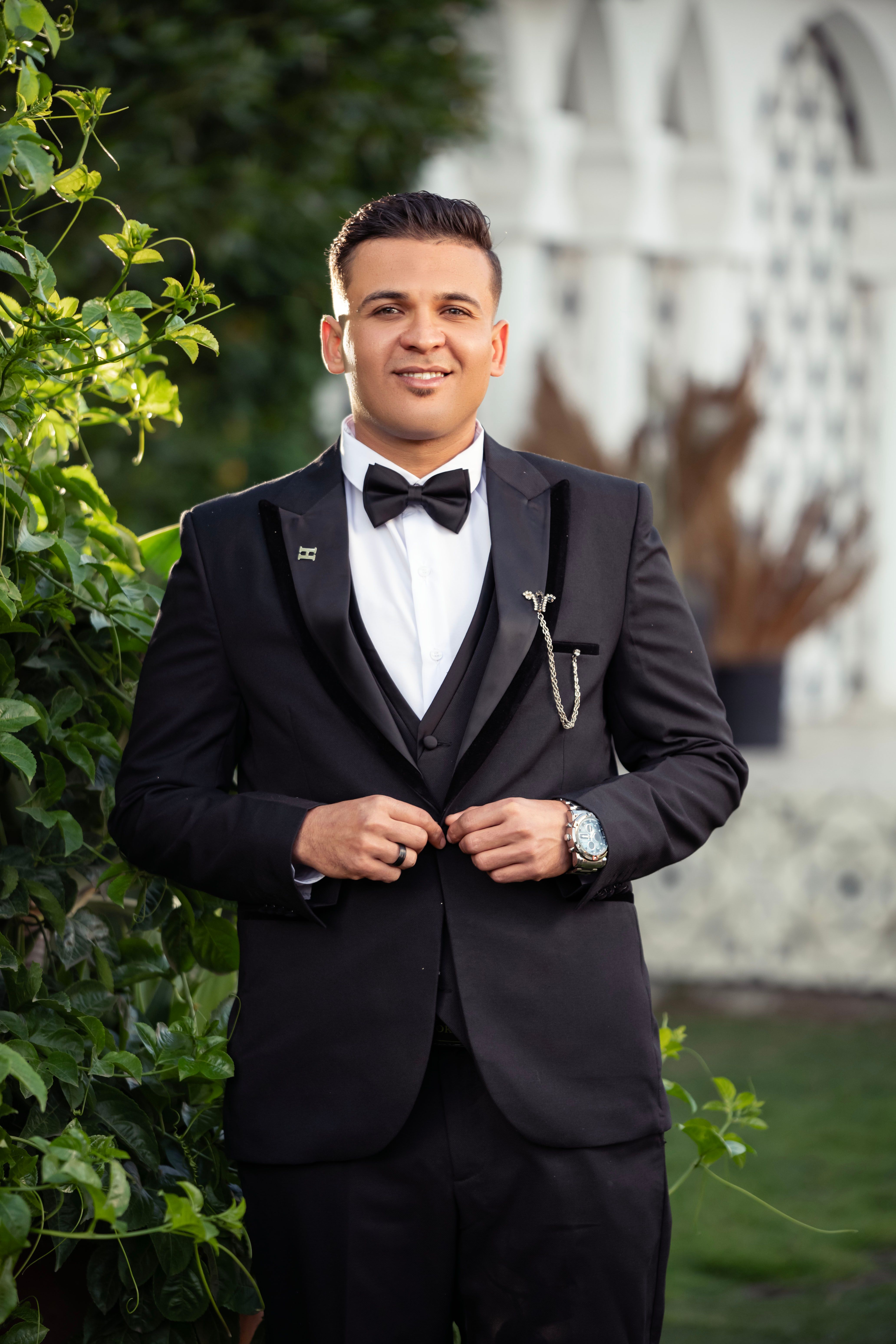 Hombre Elegante Con Traje Negro En Un Entorno De Jardín · Foto de stock ...