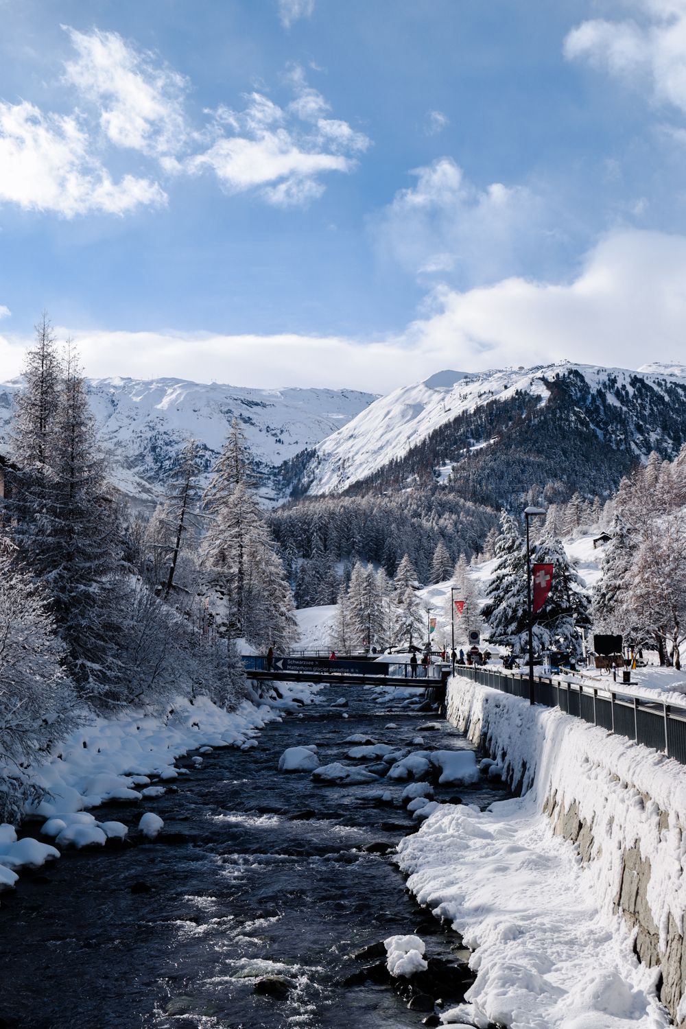 Peisaj de iarnă în Zermatt, cu zăpadă și munți