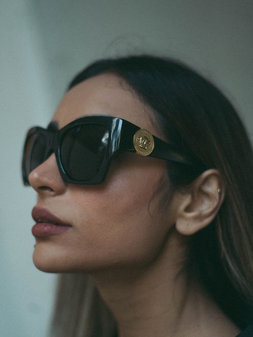 Free Close-up of a fashionable woman wearing sunglasses in soft light. Stock Photo