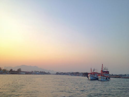 Immagine gratuita di alba, barca, mare
