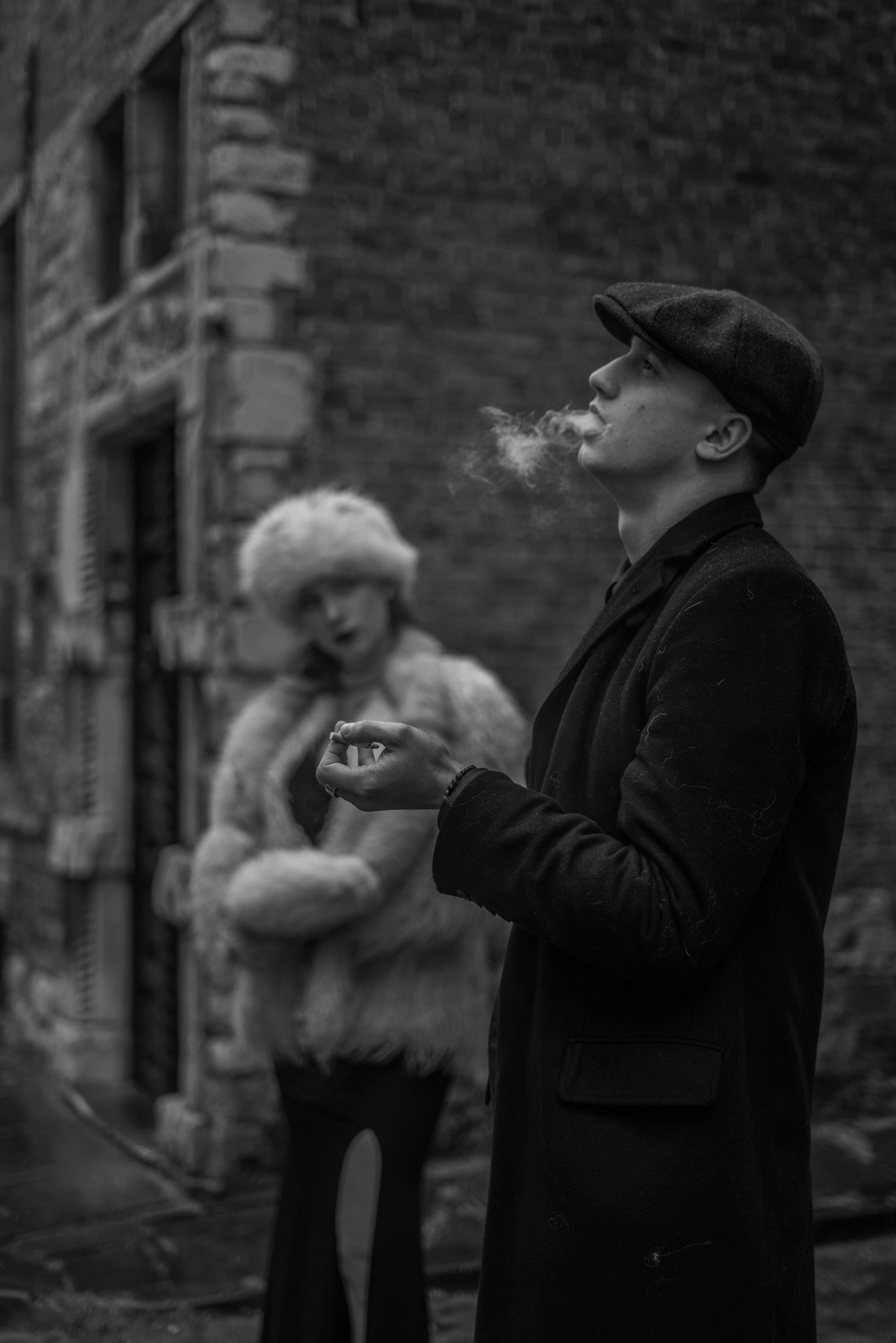 Woman watching on smoking man | Photo: Pexels