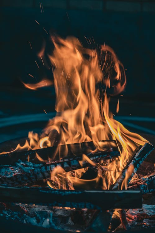 Fuoco Nell'oscurità Durante La Notte