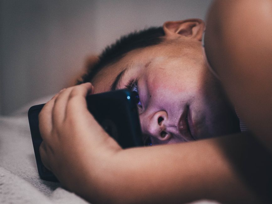 Overnight Texts to Kids Help Phone Surge 183% — Experts Sound Alarm