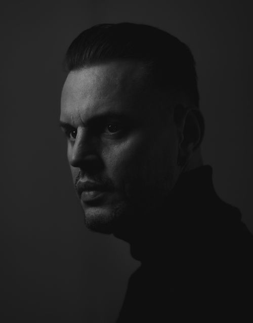 Free Dramatic black and white portrait of an adult man in side profile creating a moody atmosphere. Stock Photo