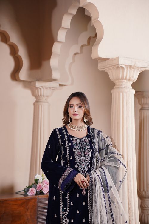 Free Stunning bridal portrait in traditional Pakistani attire at a historic Lahore location. Stock Photo