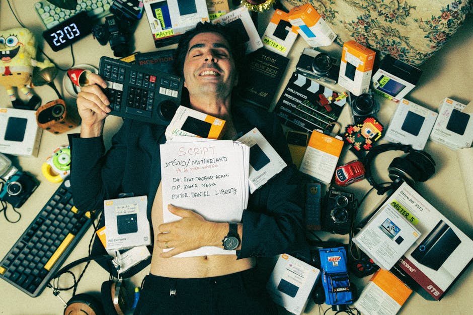 映画編集機材に囲まれて楽しそうに過ごす大人の男性。クリエイティブなワークスペースを披露しています。