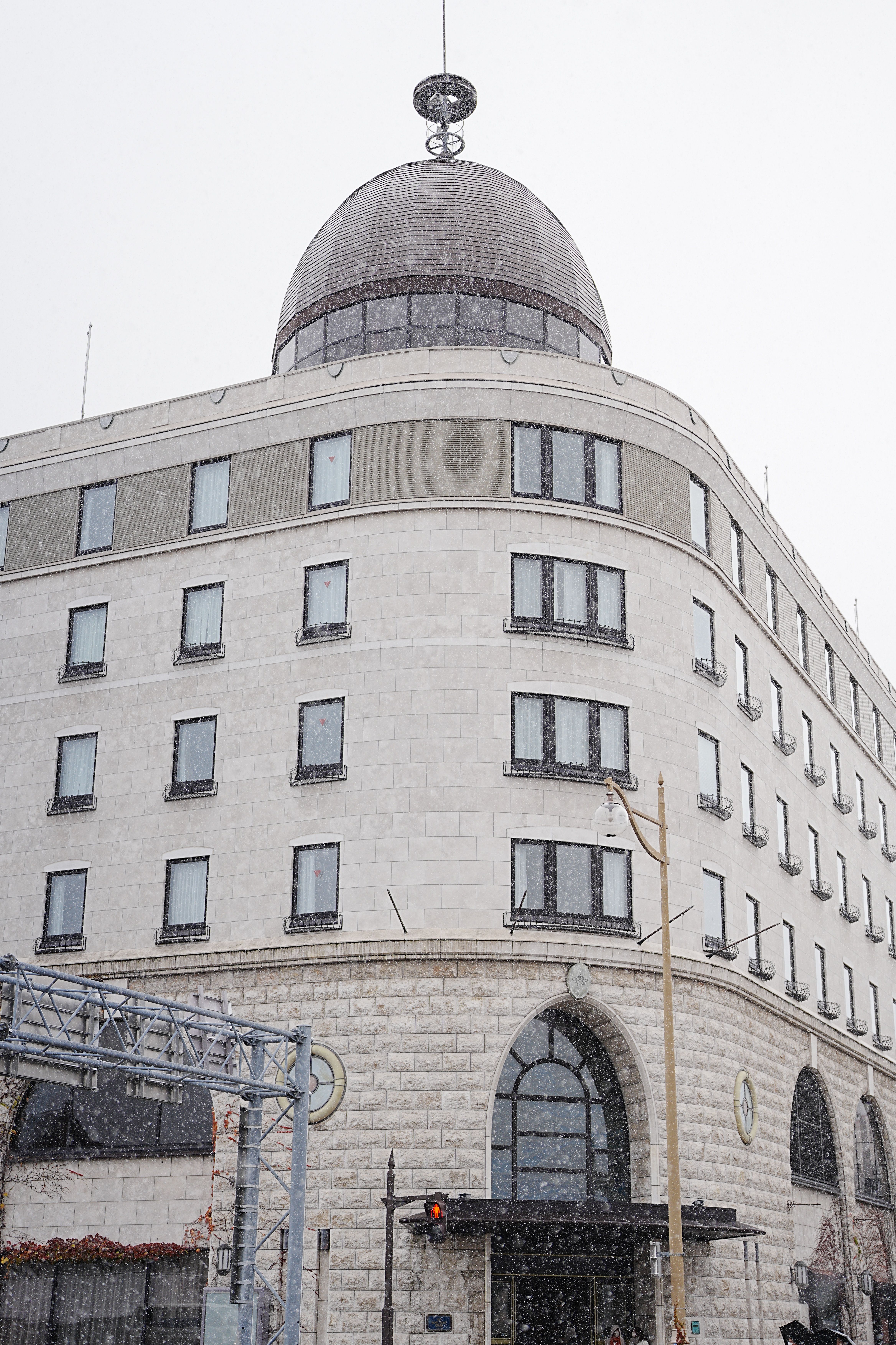 Elegant Dome-Topped Building in Snowfall · Free Stock Photo