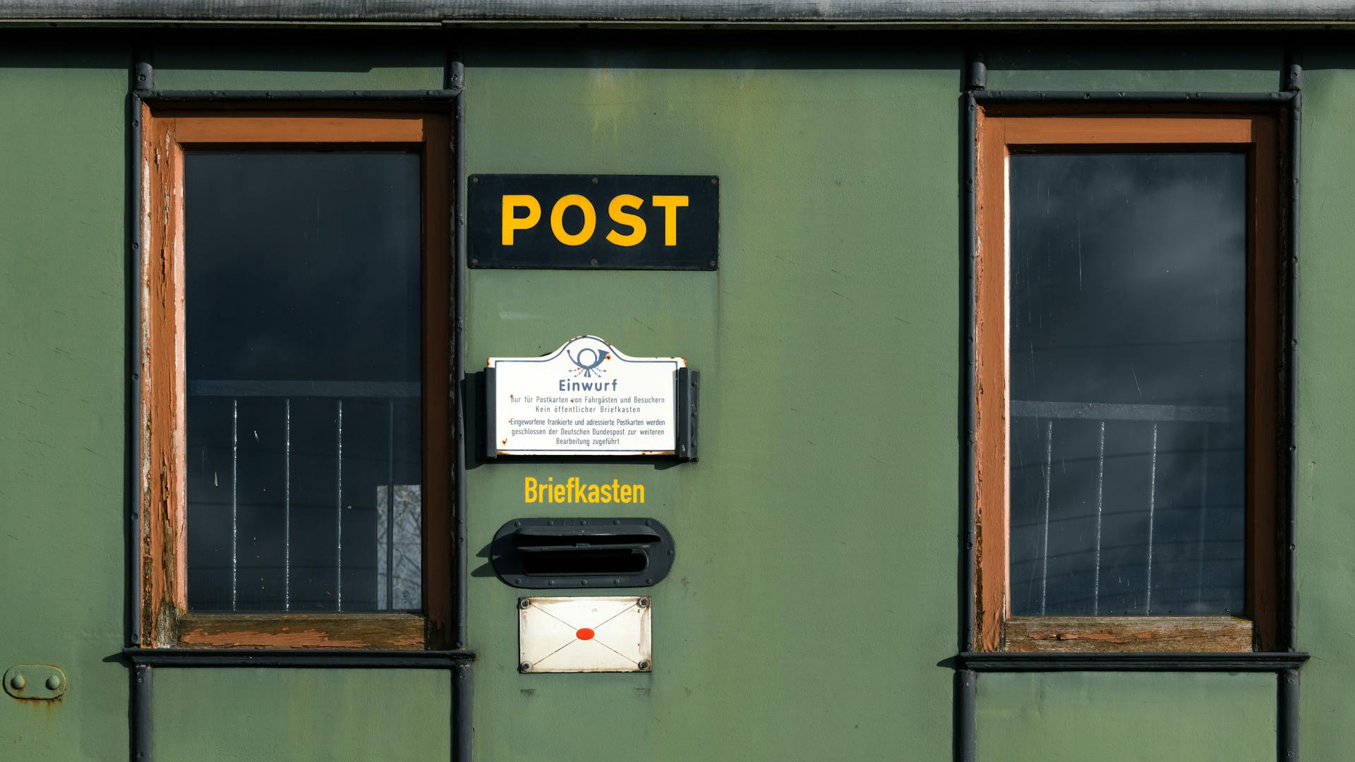 Vintage mail carriage in Geesthacht, showcasing historical railway mail systems.