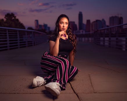 黄昏时分，在德克萨斯州奥斯汀的一座桥上，一名时尚女子正在摆姿势