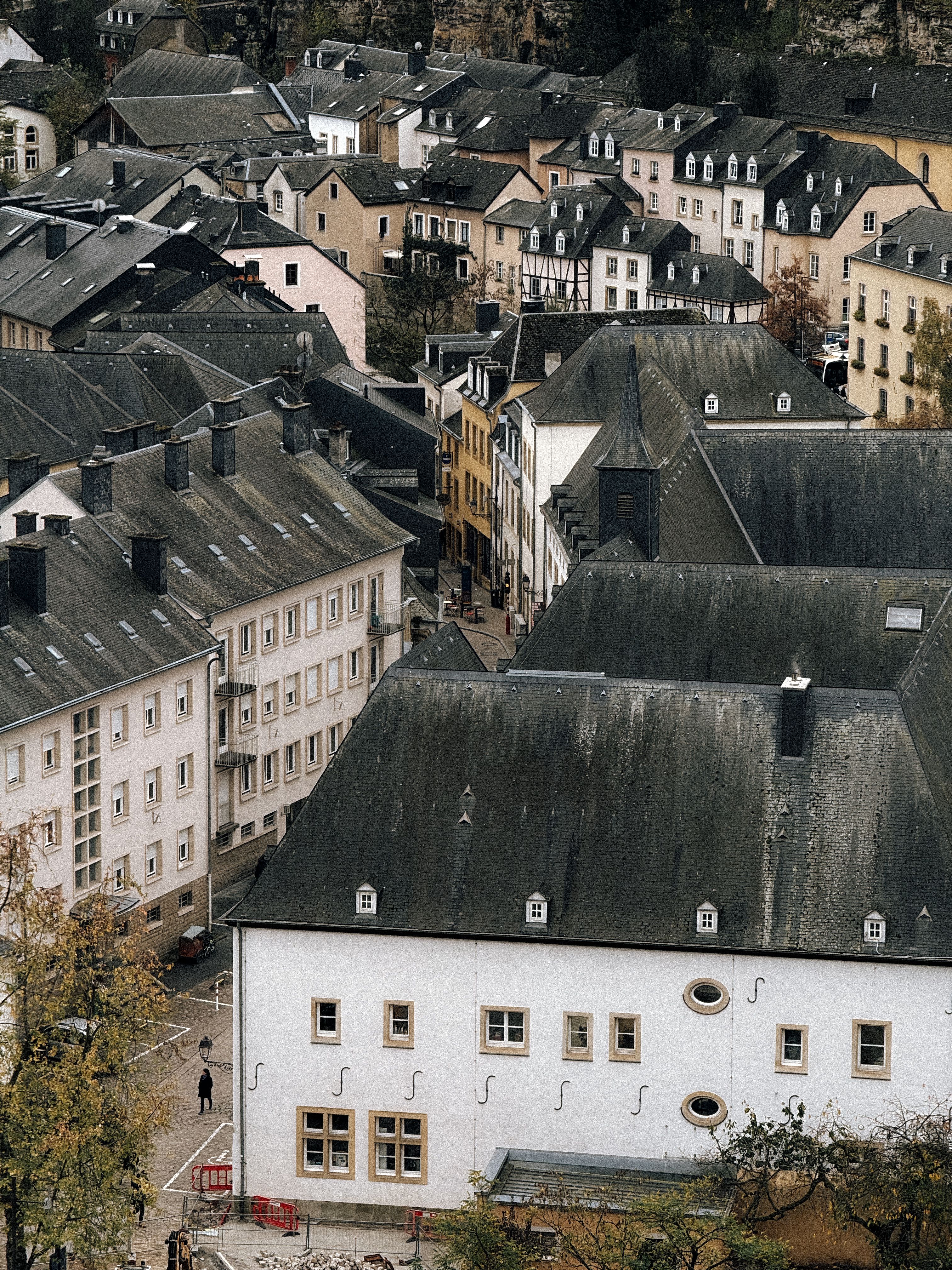 moderne woningen in Luxemburg met stedelijke omgeving