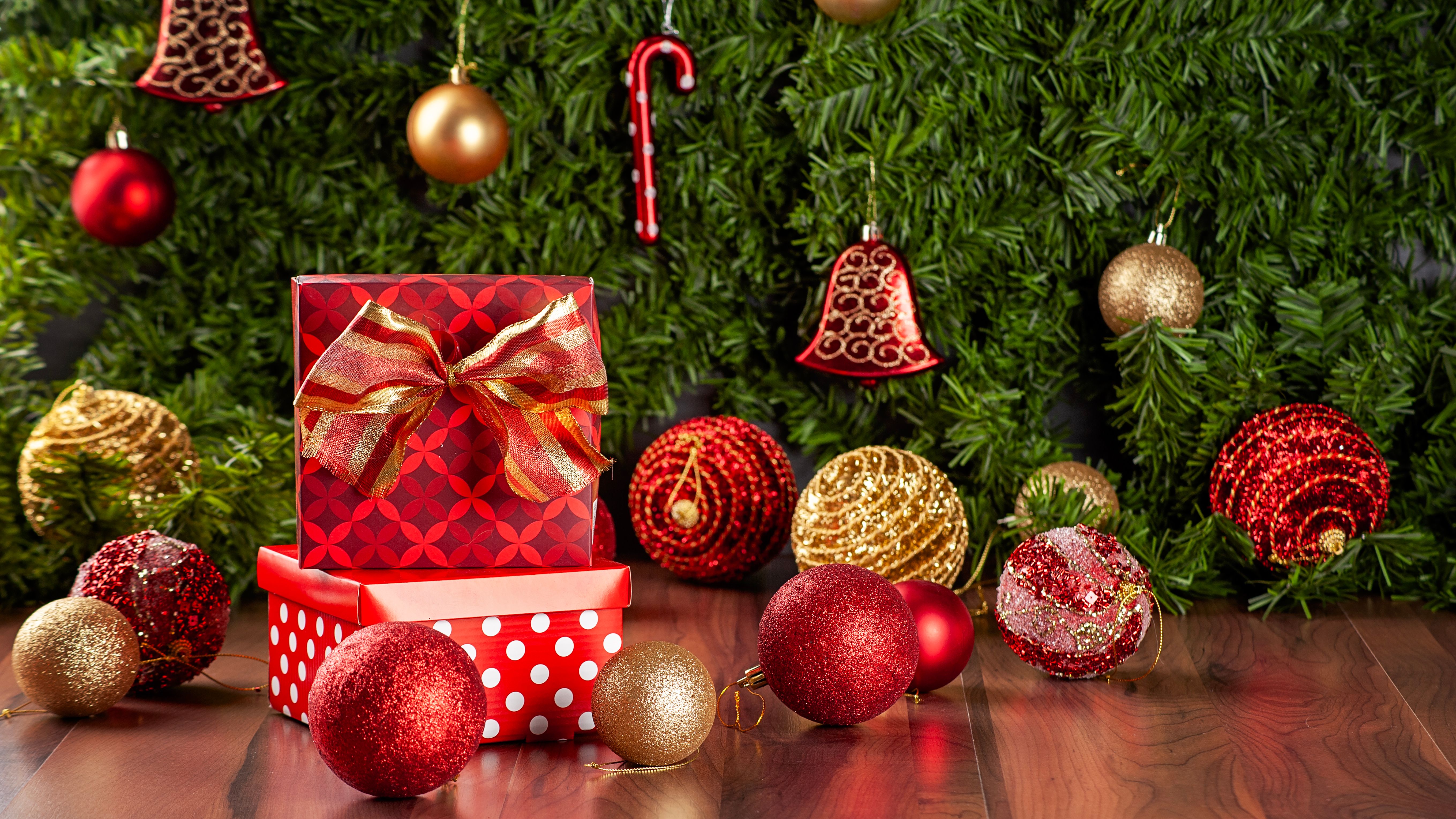 Glitzernde Schleifen für Geschenke im Test