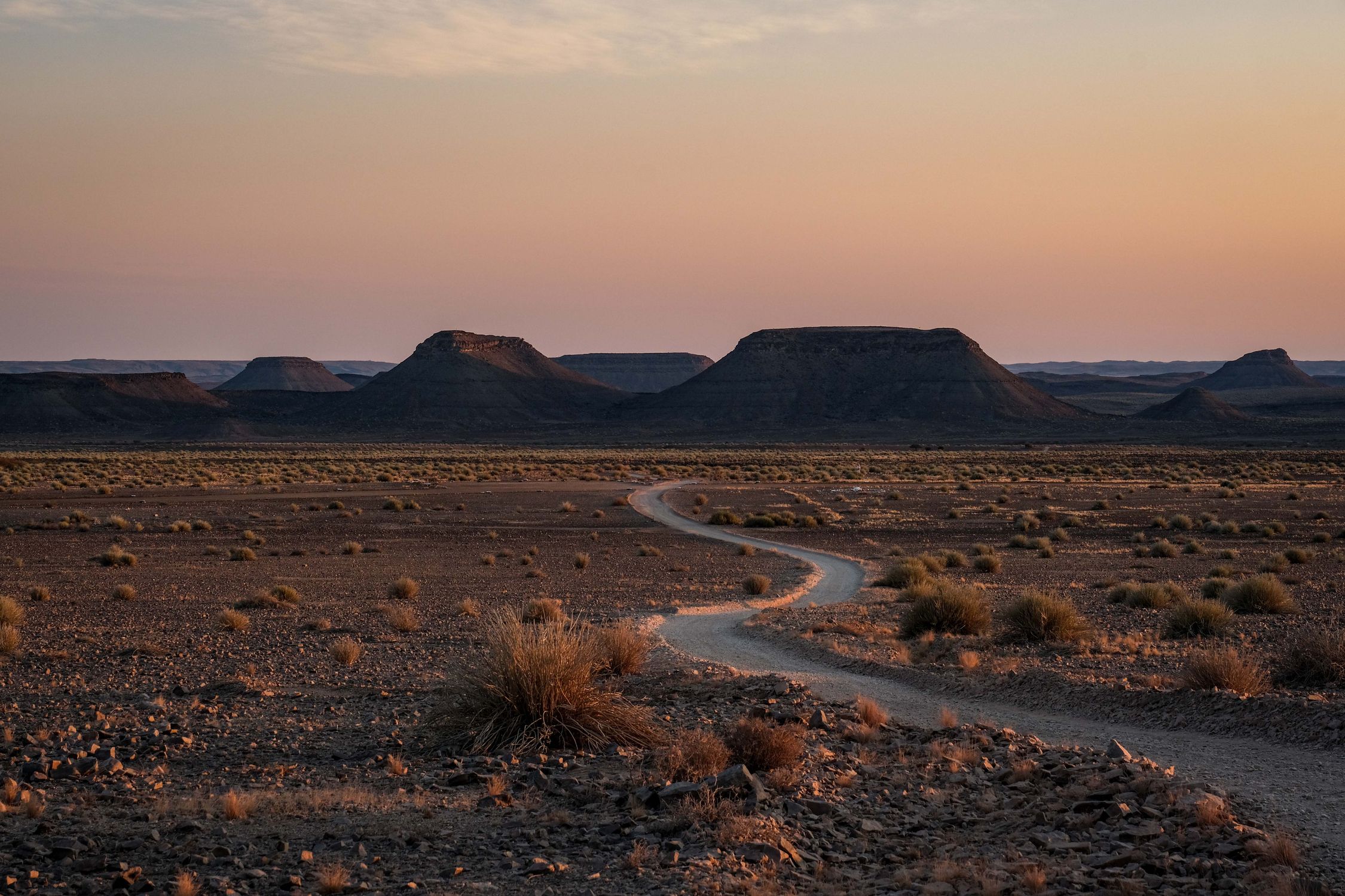 Distant Desert Scenic Desert Landscape with Distant Mesas · Free Stock Photo