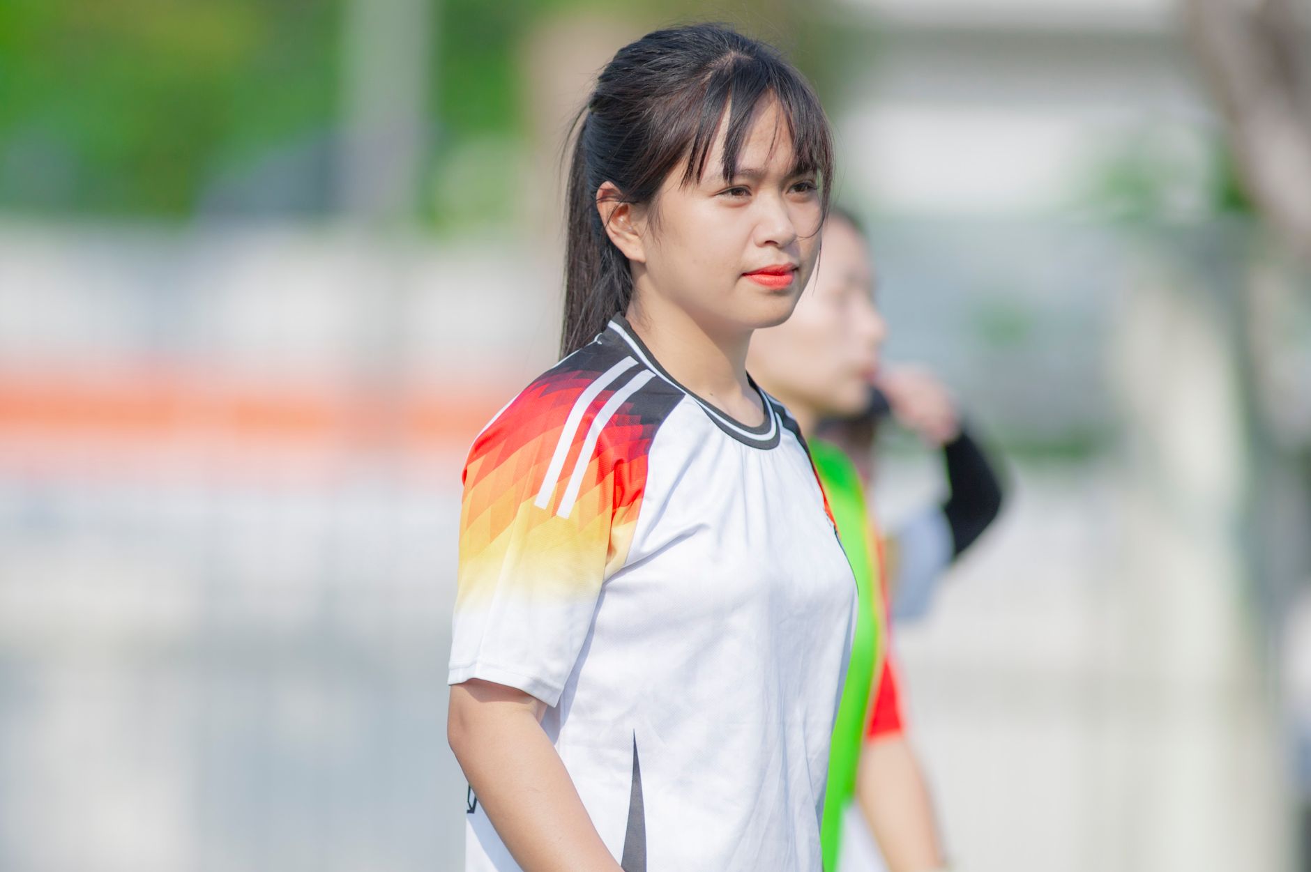 ผู้เล่นชาวเยอรมันกำลังตรวจเอกสารใบอนุญาตและเงื่อนไขถอนเงินบนแล็ปท็อปในห้องเงียบ