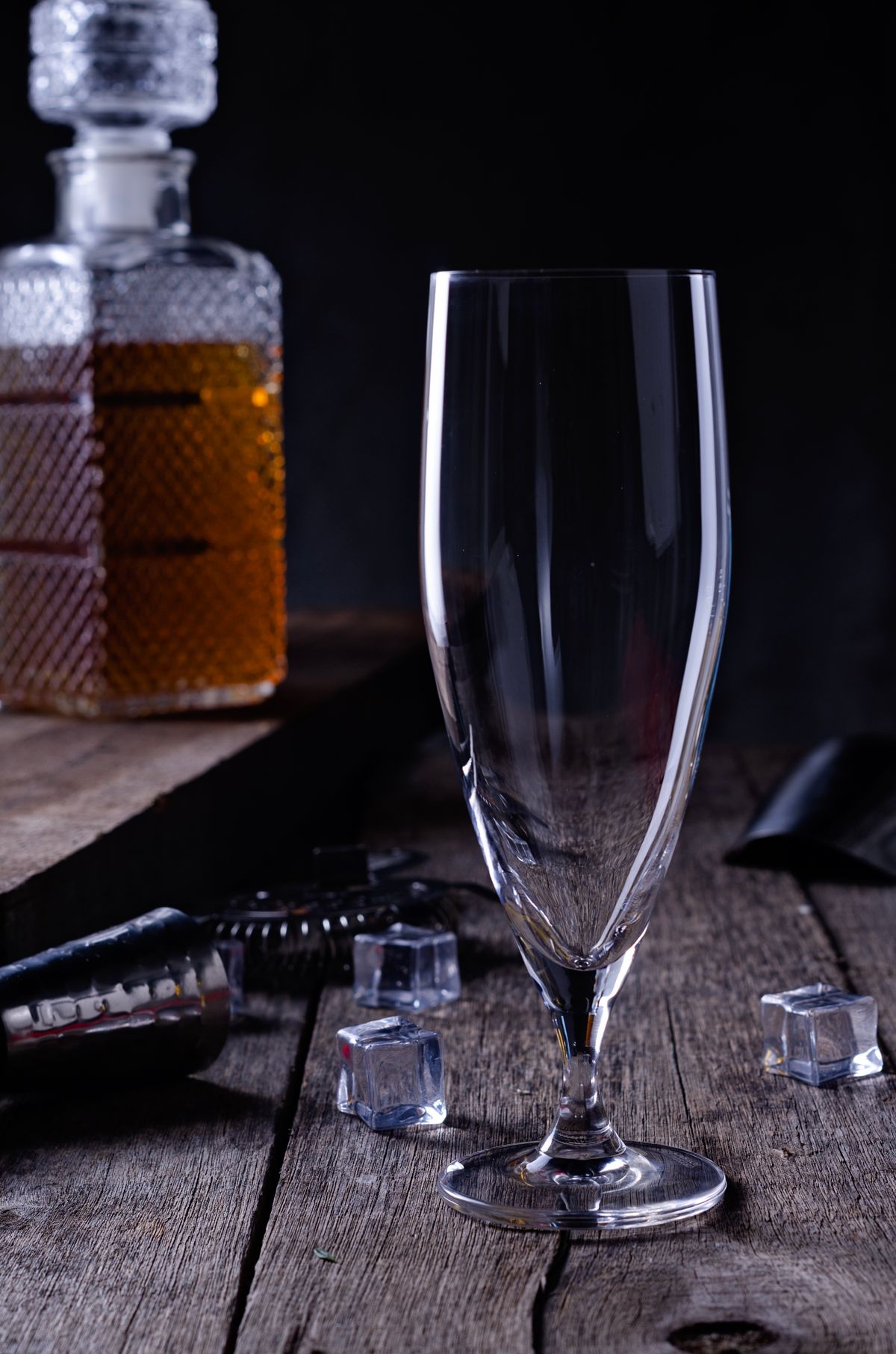 Elegancka kryształowa szklanka do whisky na ciemnym blacie
