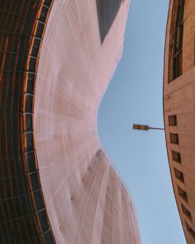 从低角度拍摄的现代摩天大楼建设场景，展现了城市建筑与设计