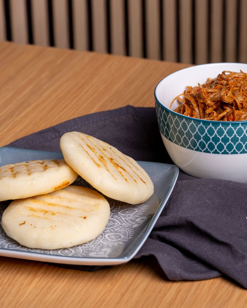 Arepa colombiana rellena con pechuga de pollo y vegetales frescos