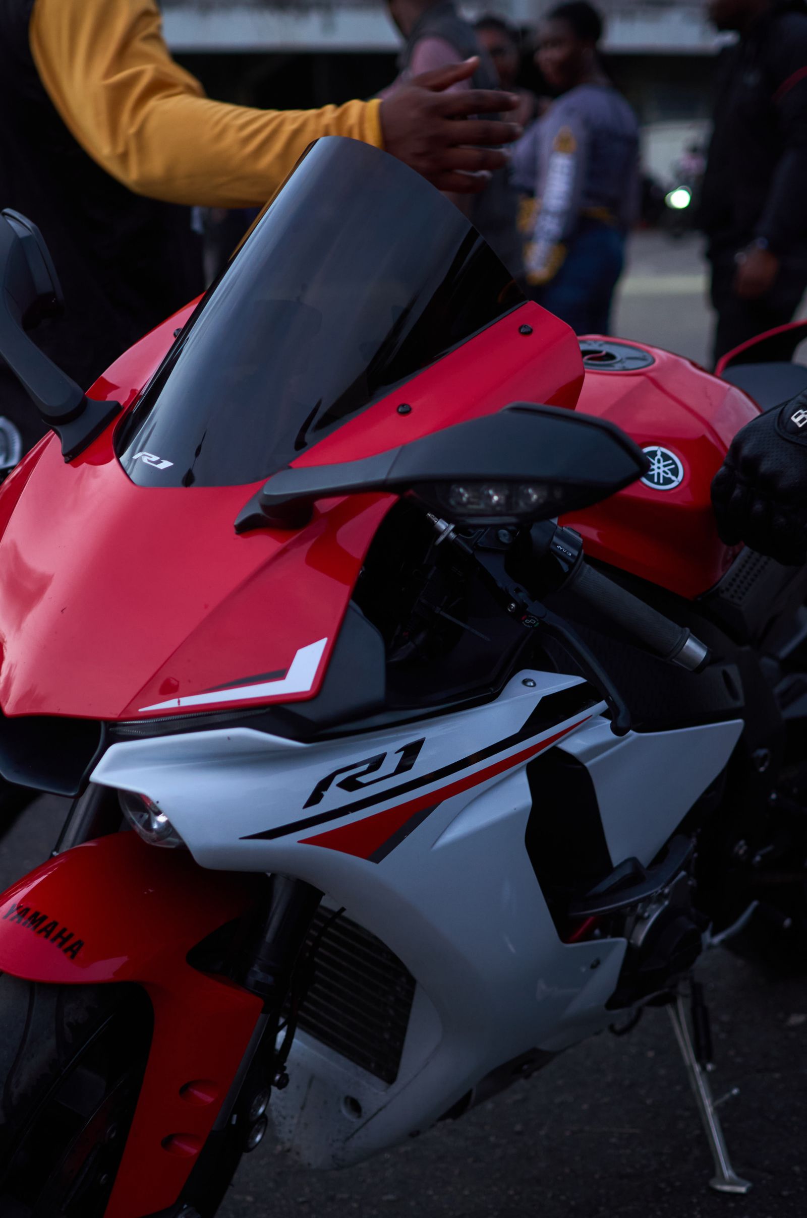 Gros plan sur une moto Yamaha R1 rouge lors d'un rassemblement de motards
