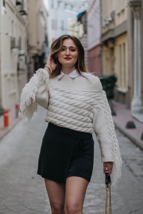 Free Confident woman strolling a stylish street in Istanbul, showcasing fashion and elegance. Stock Photo