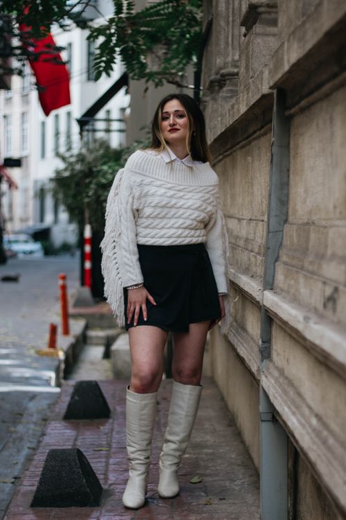 Free Stylish woman in trendy outfit posing on a street in Istanbul, Türkiye. Stock Photo