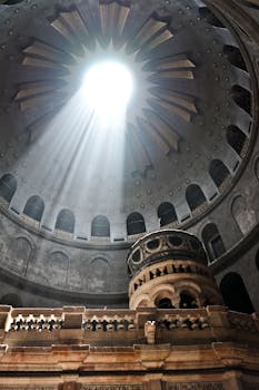 透过大教堂圆顶的阳光，以壮丽的景色凸显了建筑之美
