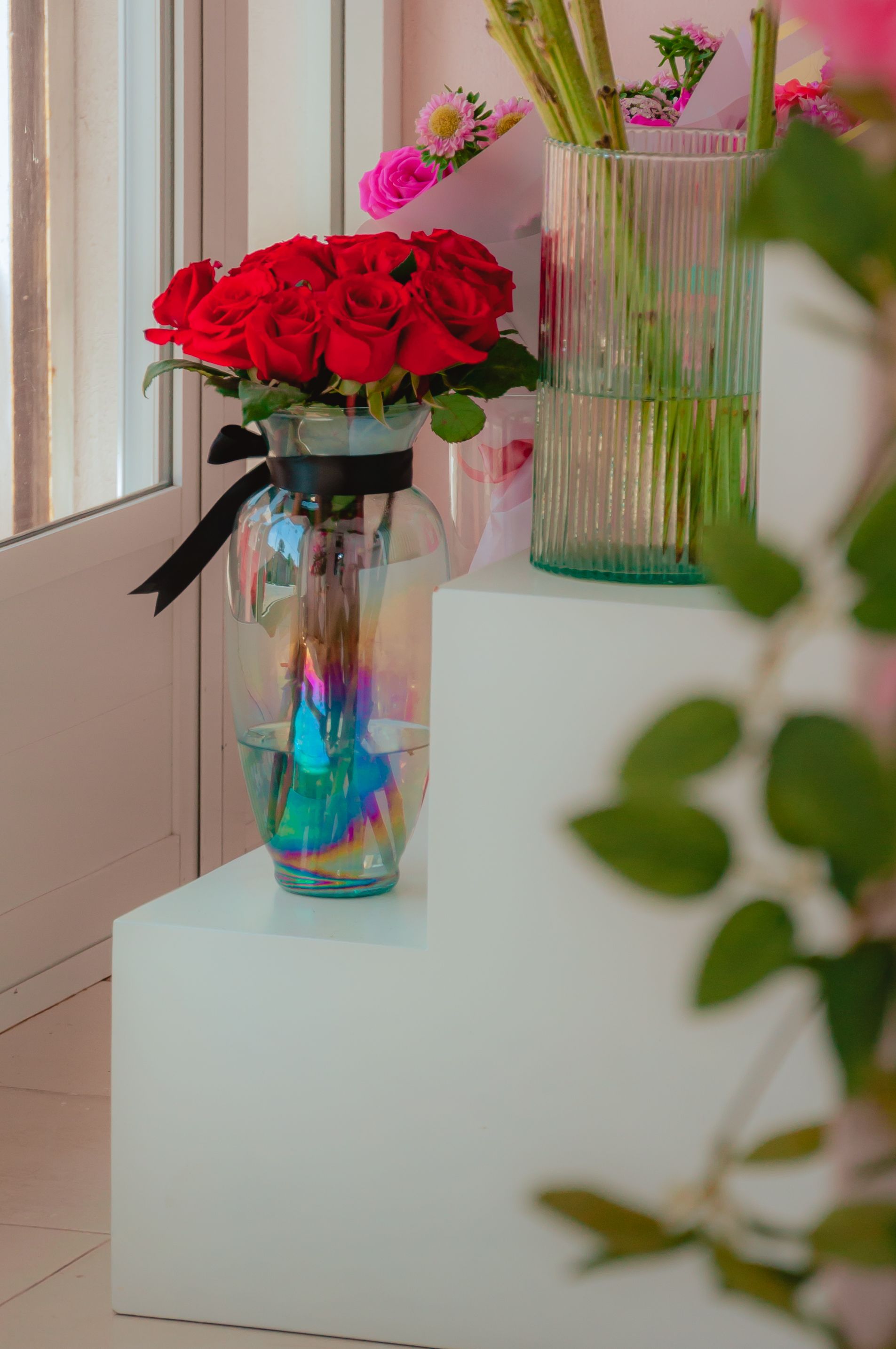 Elegant Floral Display with Red Roses in Vase · Free Stock Photo
