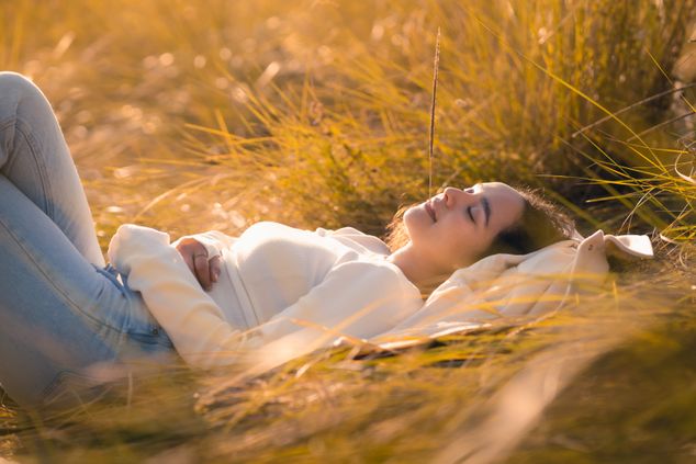 Vrouw herstelt rustig in de natuur tijdens burnout-traject