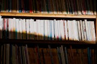 阳光下的图书馆书架在一排排书籍上投下阴影