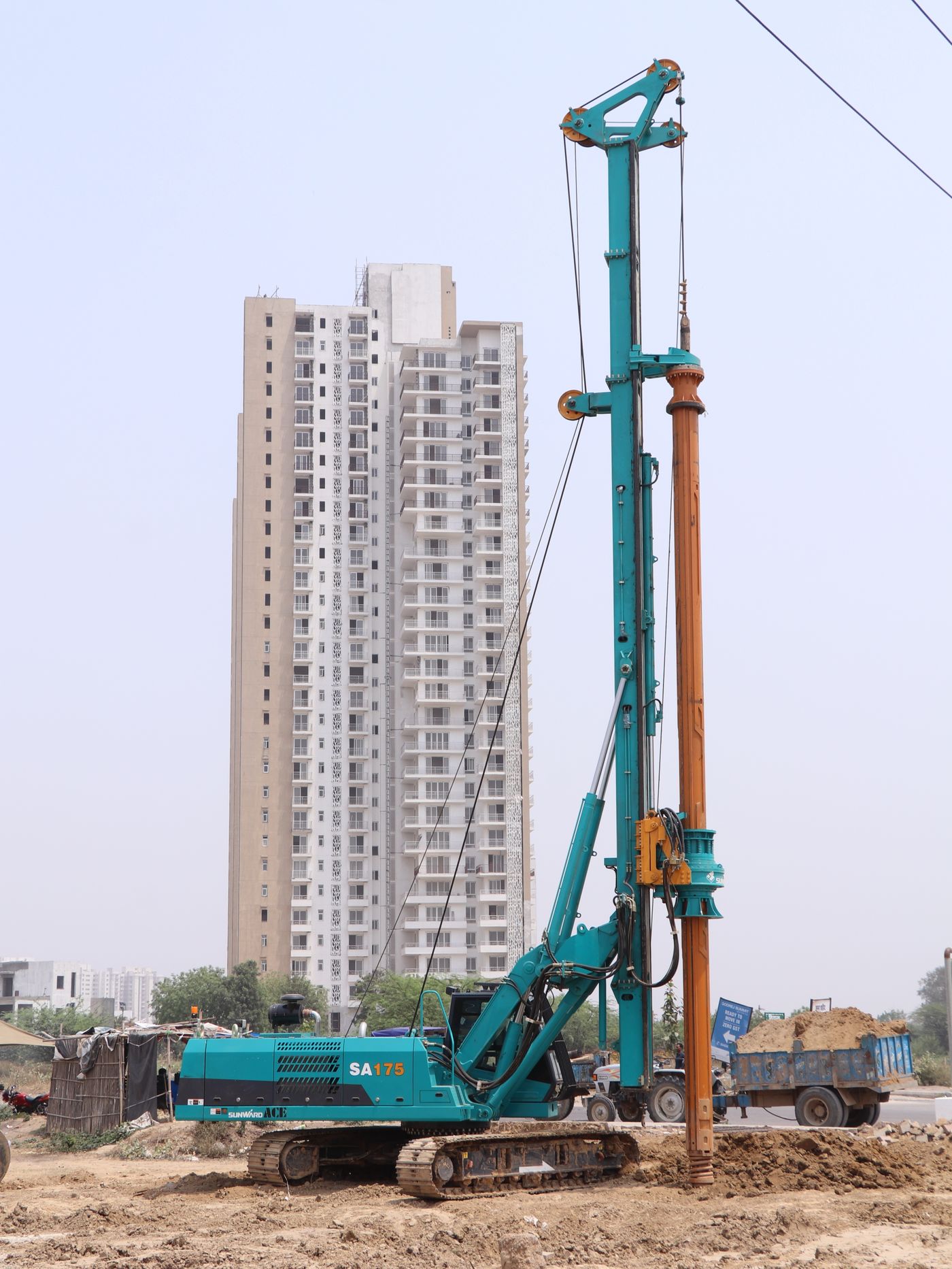 Máquina de estacamento em canteiro de obras