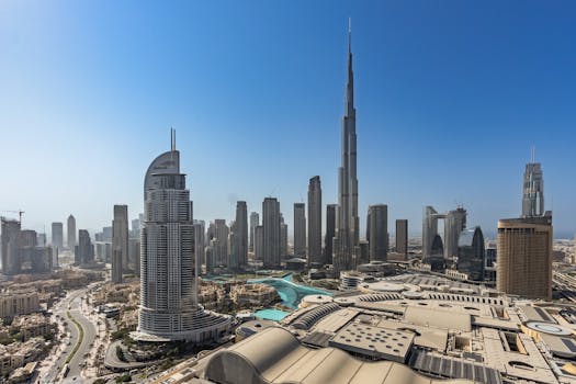 Splendida vista aerea dello skyline moderno di Dubai, con l'iconico Burj Khalifa sotto un cielo azzurro e limpido.